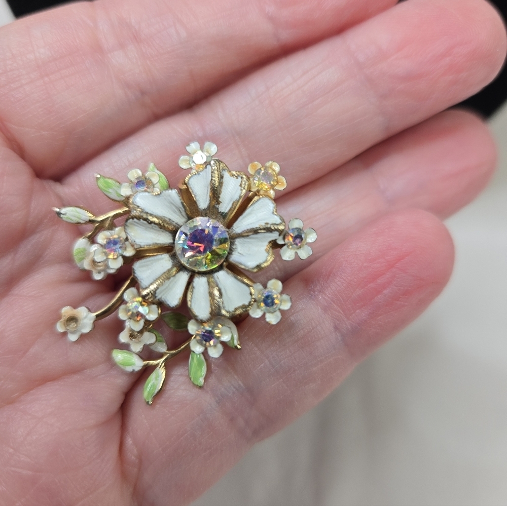 Vintage Coro White Enamal & Rhinestone Flower Bouquet Brooch Pin - Picture 3 of 8